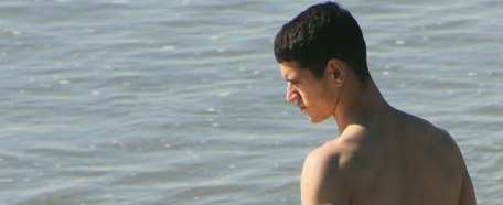 Hombre se baña en la playa