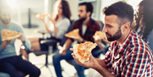 Grupo de amigos comiendo pizza
